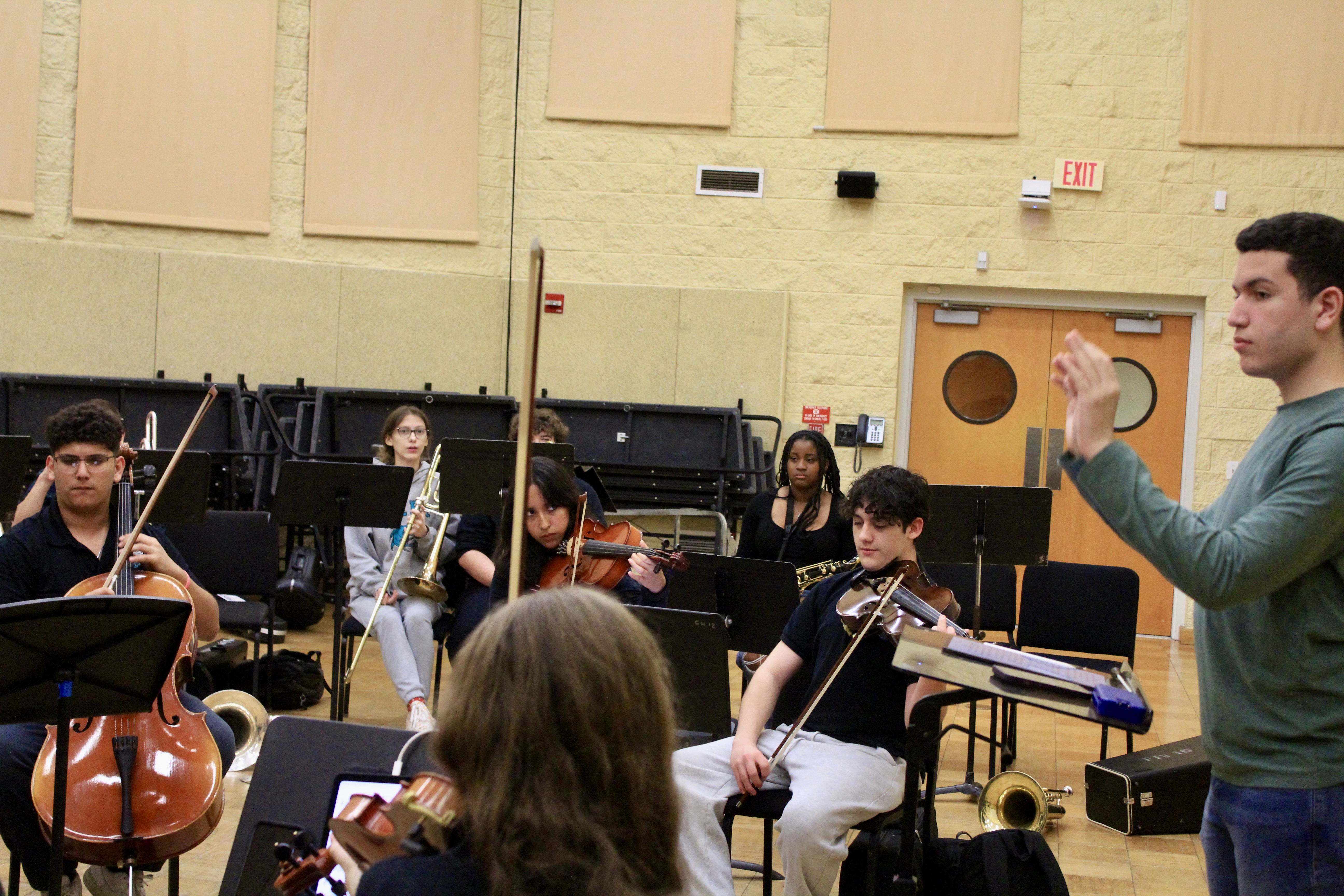 MUSICORE rehearsal with conductor and students